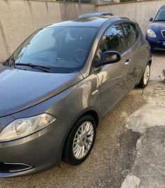Lancia Ypslon grigio topo
