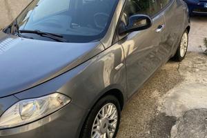 Lancia Ypslon grigio topo