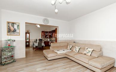 CASA SEMINDIPENDENTE IN CENTRO CON CORTILE