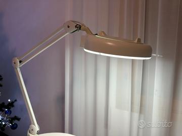 Lampada con lente di ingrandimento