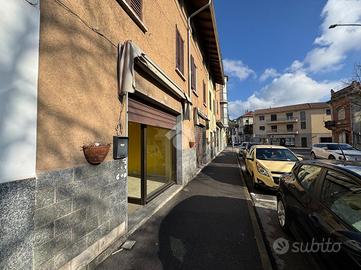 NEGOZIO A GALLIATE