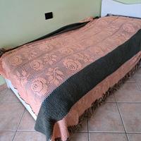 Coperta in lana e cuscini all'uncinetto 