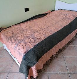 Coperta in lana e cuscini all'uncinetto 