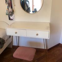 Tavolo da toletta con specchio e sgabello