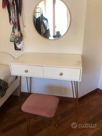 Tavolo da toletta con specchio e sgabello