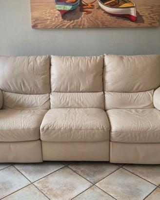 Divano beige in pelle Natuzzi