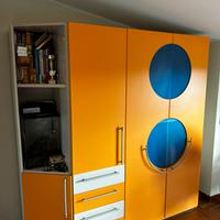 Armadio blu e arancione in perfette condizioni