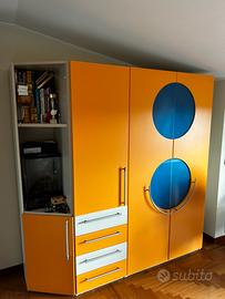 Armadio blu e arancione in perfette condizioni