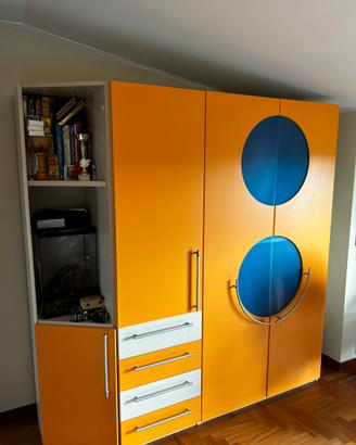 Armadio blu e arancione in perfette condizioni