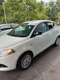 Auto lancia ypsilon