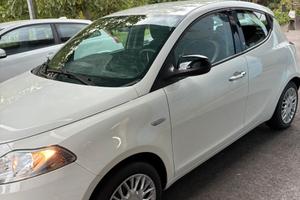 Auto lancia ypsilon