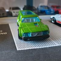 hotwheels Volvo 240 con cagnolini