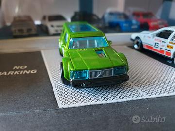 hotwheels Volvo 240 con cagnolini
