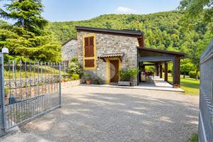 CASA SEMINDIPENDENTE A CALESTANO