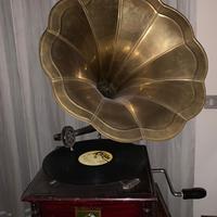 Grammofono con tromba in ottone