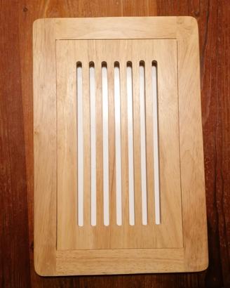 Tagliapane in legno con griglia estraibile 