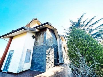 Villa singola 300 mq su tre livelli e terreno