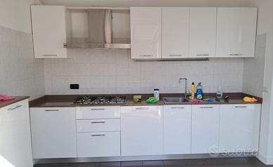 Cucina bianca con top in quarzo (esclusi elettrodo