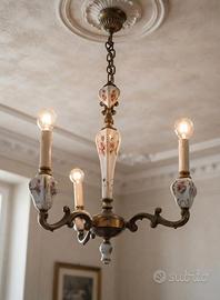 Lampadario in ottone e ceramica floreale 