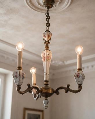 Lampadario in ottone e ceramica floreale 