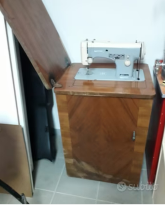 Macchina da cucire con mobile