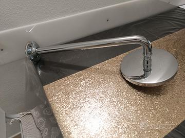 soffione doccia con braccio lungo a parete 