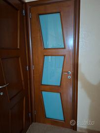 Porta in legno con vetri satinati