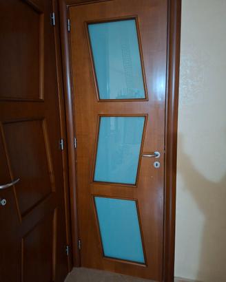Porta in legno con vetri satinati