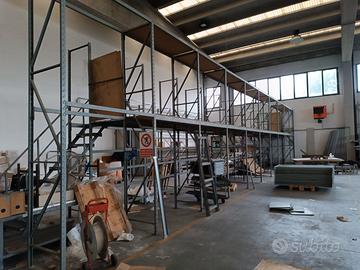 Scaffalatura con passerella