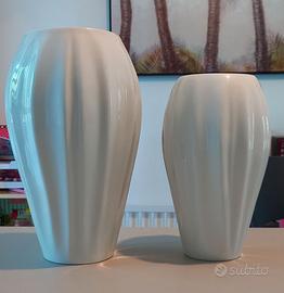 Coppia di vasi Guzzini Aqua in porcellana bianca