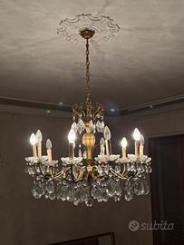 Lampadario a goccia in bronzo e cristallo.