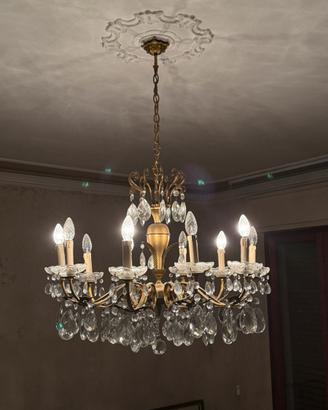 Lampadario a goccia in bronzo e cristallo.