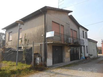 Villa di 144 m² con 4 locali e box auto a Polesell