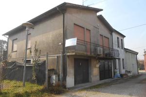 Villa di 144 m² con 4 locali e box auto a Polesell