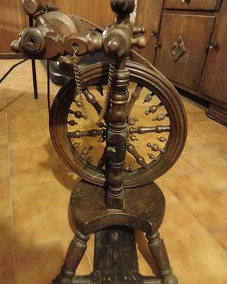 Arcolaio antico in legno