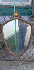 specchio antico con cornice dorata