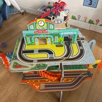 Pista delle macchine in legno