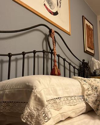 Letto in ferro battuto e due comodini