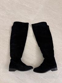 Stivali neri sopra al ginocchio