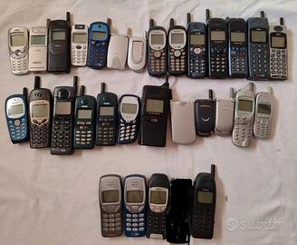 Lotto telefoni vintage + vari accessori 