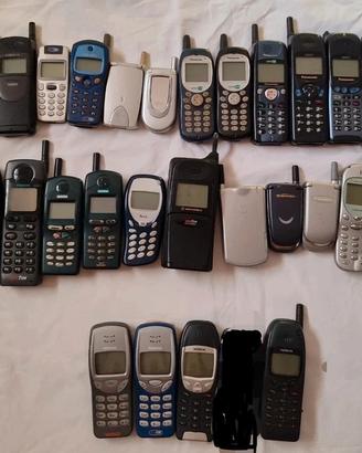 Lotto telefoni vintage + vari accessori 