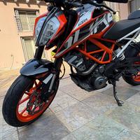 Splendido KTM Duke 390 iper accessoriato