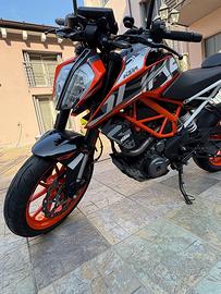 Splendido KTM Duke 390 iper accessoriato