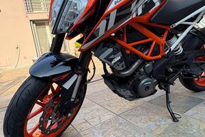 Splendido KTM Duke 390 iper accessoriato
