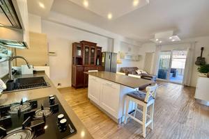 5 vani con terrazza e garage (Via A. Gioeni)