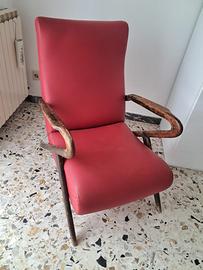 Poltrona vintage rossa con struttura in legno
