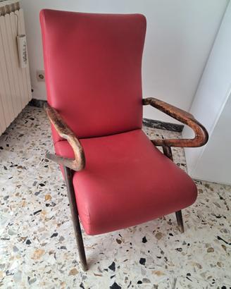 Poltrona vintage rossa con struttura in legno