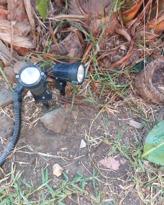  4 faretti da giardino  marca universo