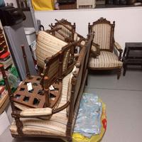 Divano con 2 poltrone e 4 sedie