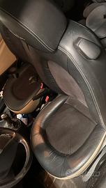 Sedili in pelle bicolore lancia y